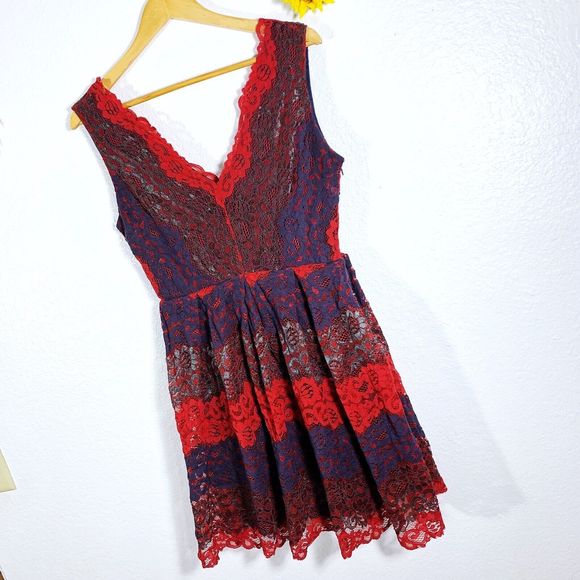 NSR Napean Sea Rd Red Lace Fitted Flare Mini Dress Scalloped V Neck Size Medium - Picture 3 of 10
